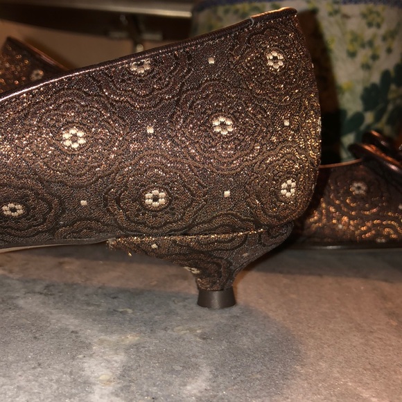 Isaac Mizrahi Violet Brocade Pumps - Picture 3 of 7